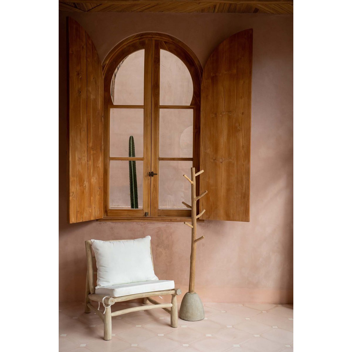 GAROBENSTÄNDER MIT BETONFUẞ