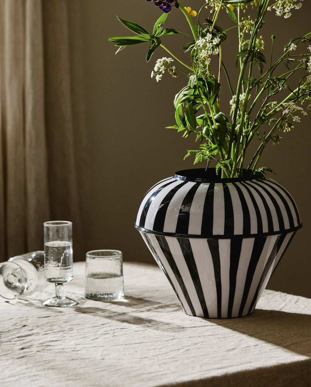 VASE SCHWARZ/WEIß GESTREIFT - 25cm