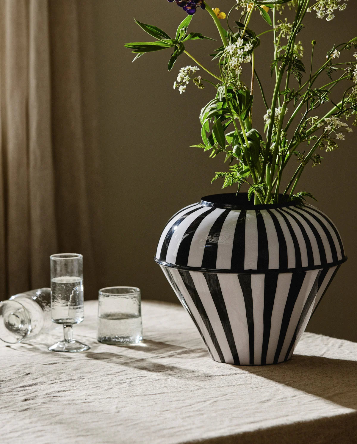 VASE SCHWARZ/WEIß GESTREIFT - 25cm
