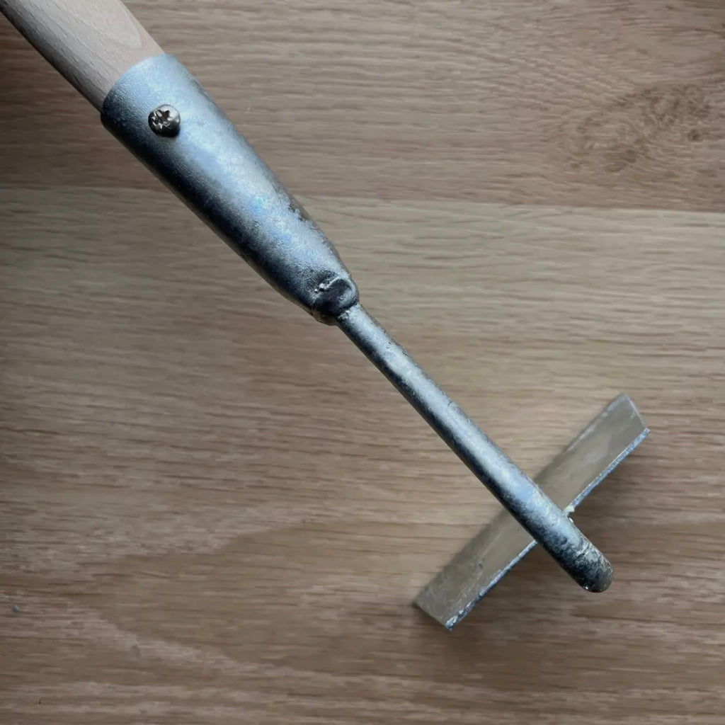 HANDGESCHMIEDETER HANDHACKER MIT HOLZGRIFF