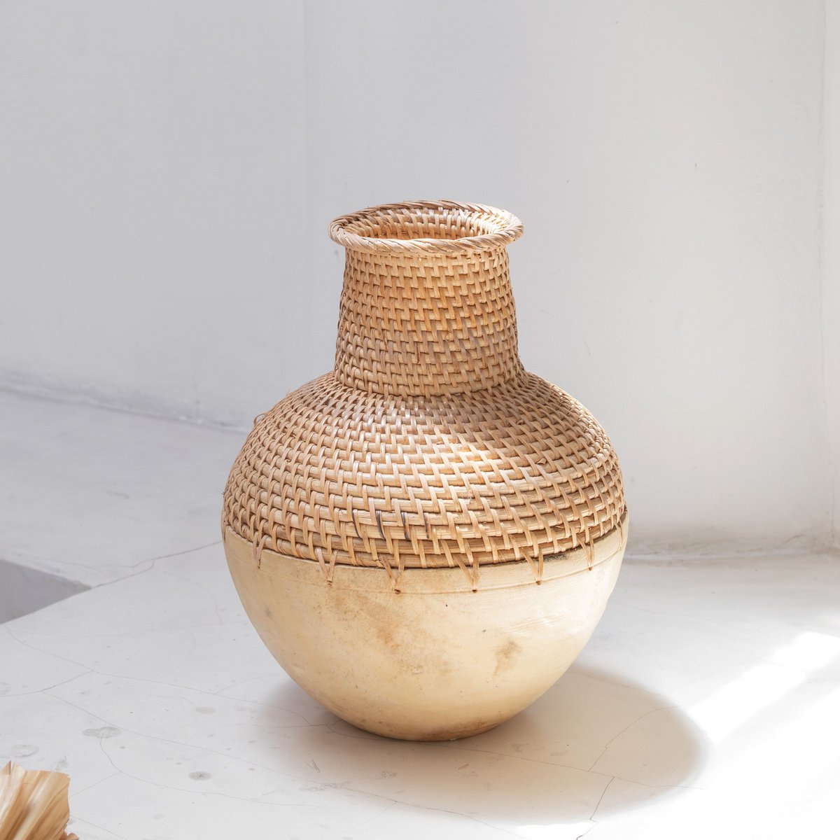 GEWEBTE VASE AUS RATTAN UND HOLZ