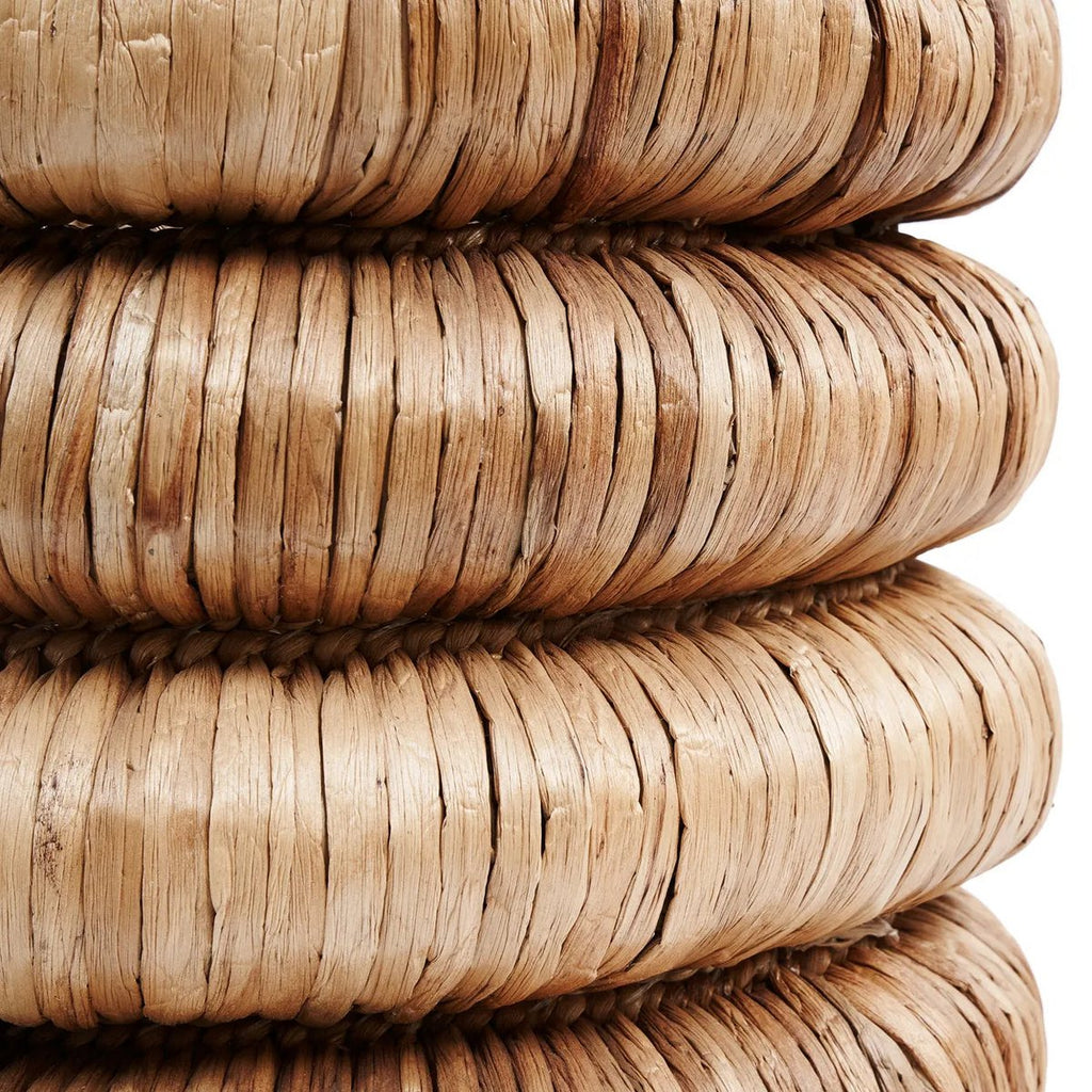 HANDGEFLOCHTENER KORB AUS WASSERHYZINTHE