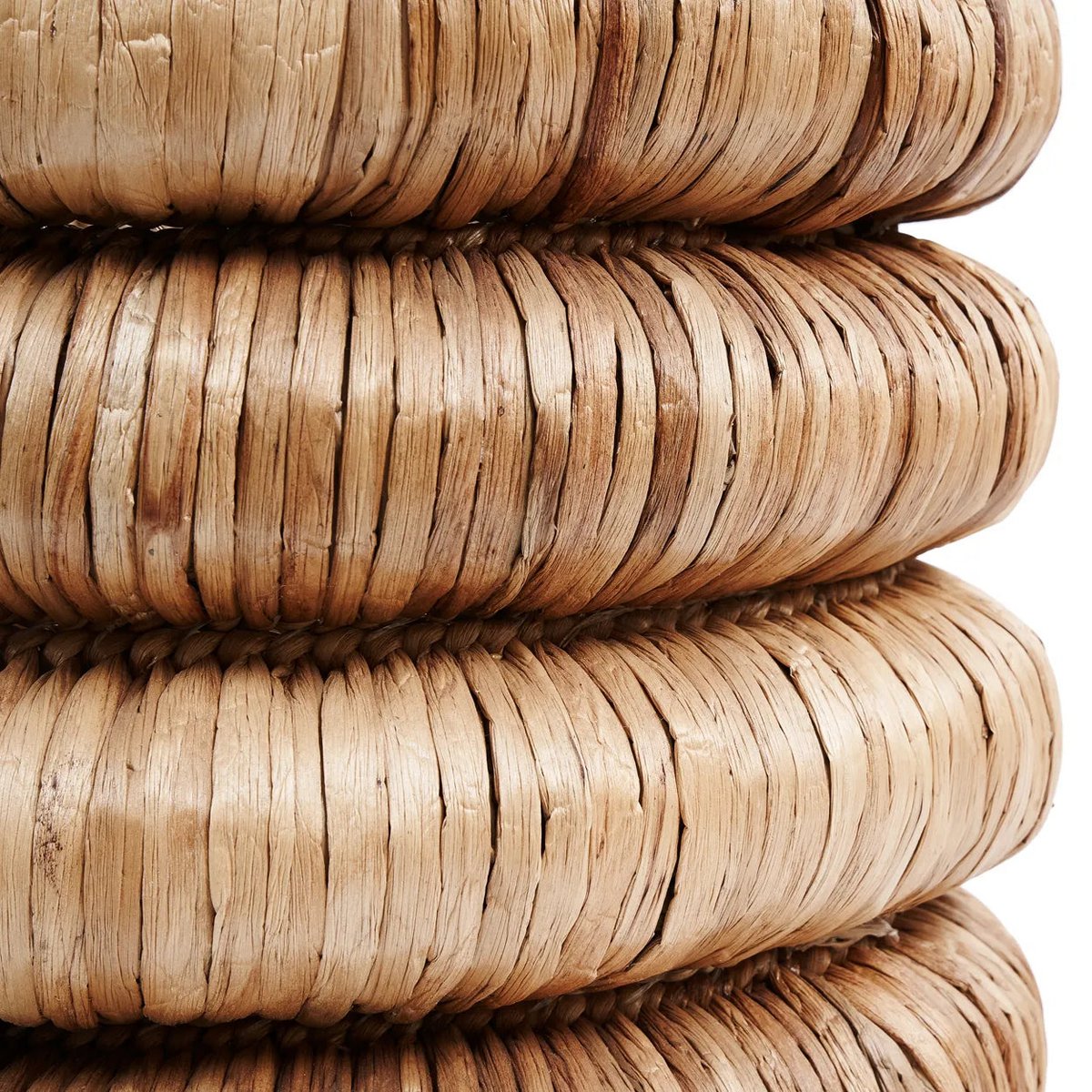 HANDGEFLOCHTENER KORB AUS WASSERHYZINTHE