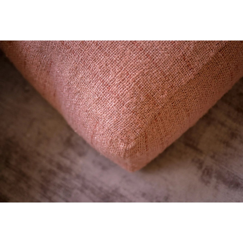 HANDGEWEBTER POUFFE (LACHSROSA)