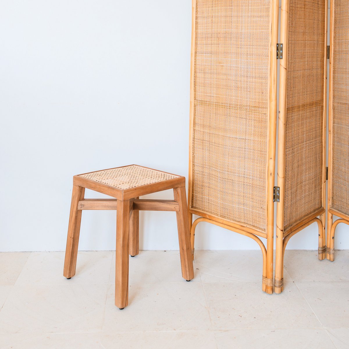 HANDGEFERTIGTER HOLZHOCKER MIT RATTAN SITZFLÄCHE