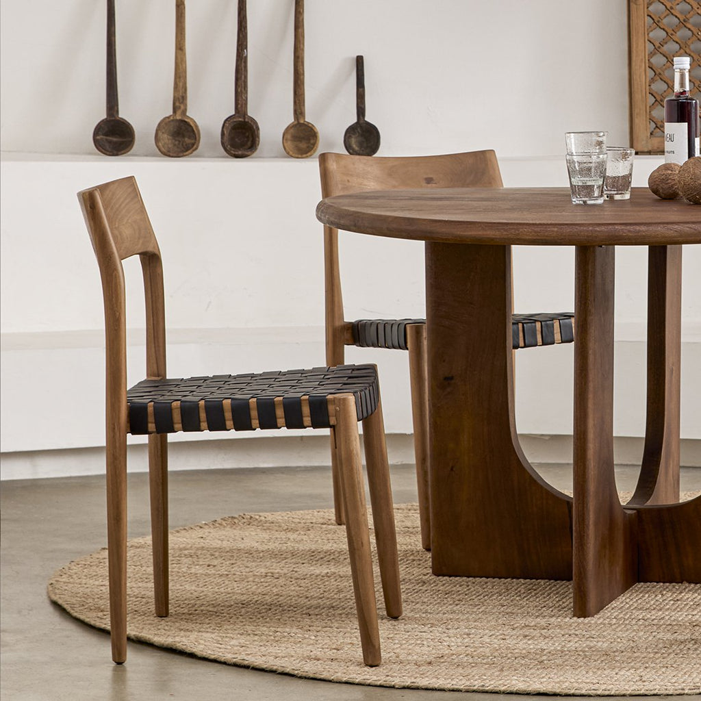 ESSZIMMERSTUHL AUS TEAKHOLZ MIT LEDERSITZFLÄCHE (SCHWARZ)