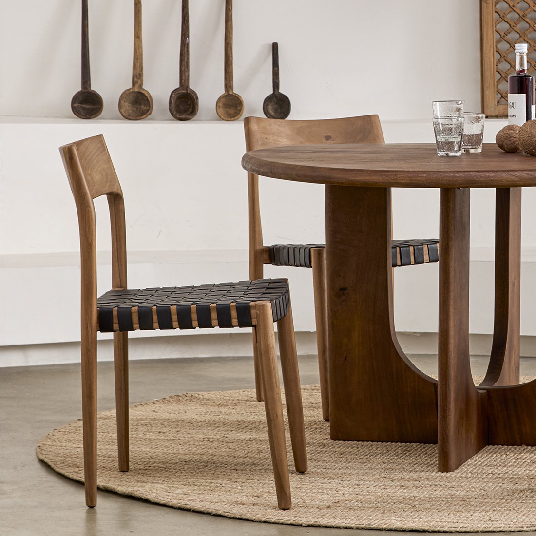 ESSZIMMERSTUHL AUS TEAKHOLZ MIT LEDERSITZFLÄCHE (SCHWARZ)