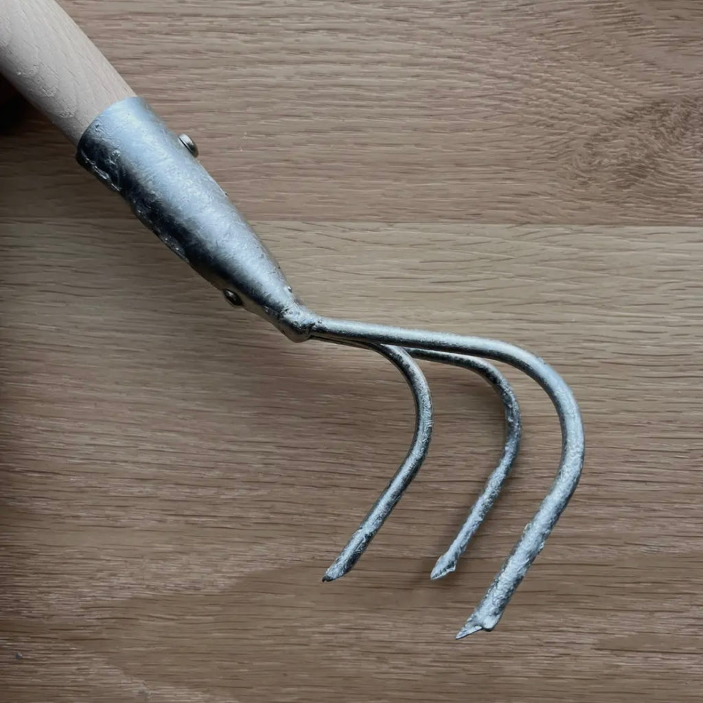 HANDGESCHMIEDETER HANDKULTIVATOR MIT HOLZGRIFF