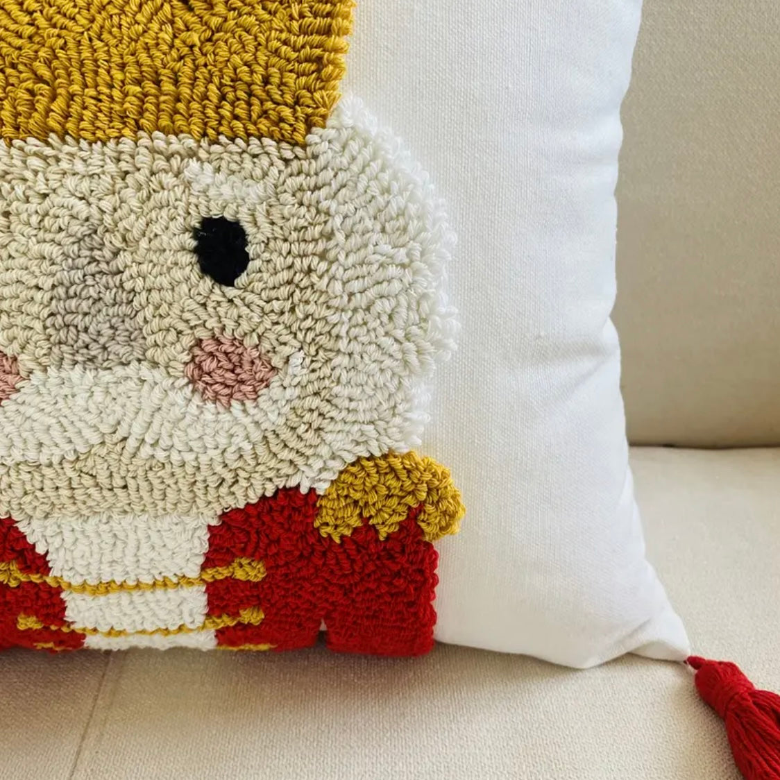 KISSENBEZUG | GESTICKTER NUSSKNACKER