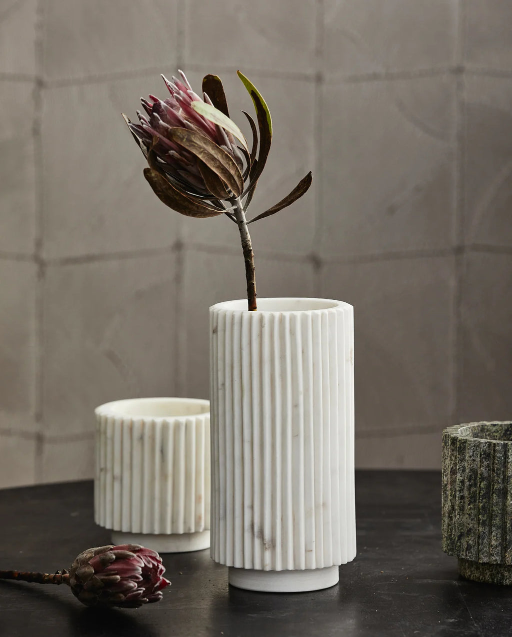 GERIFFELTE MARMORVASE - 24cm