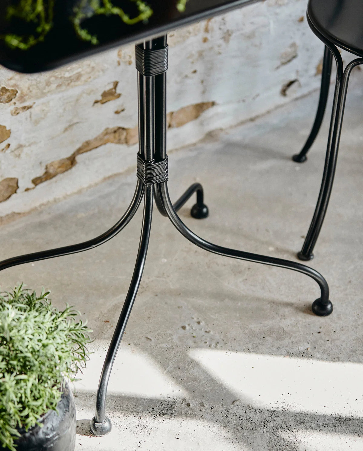 EISENTISCH (SCHWARZ) - 52x77cm