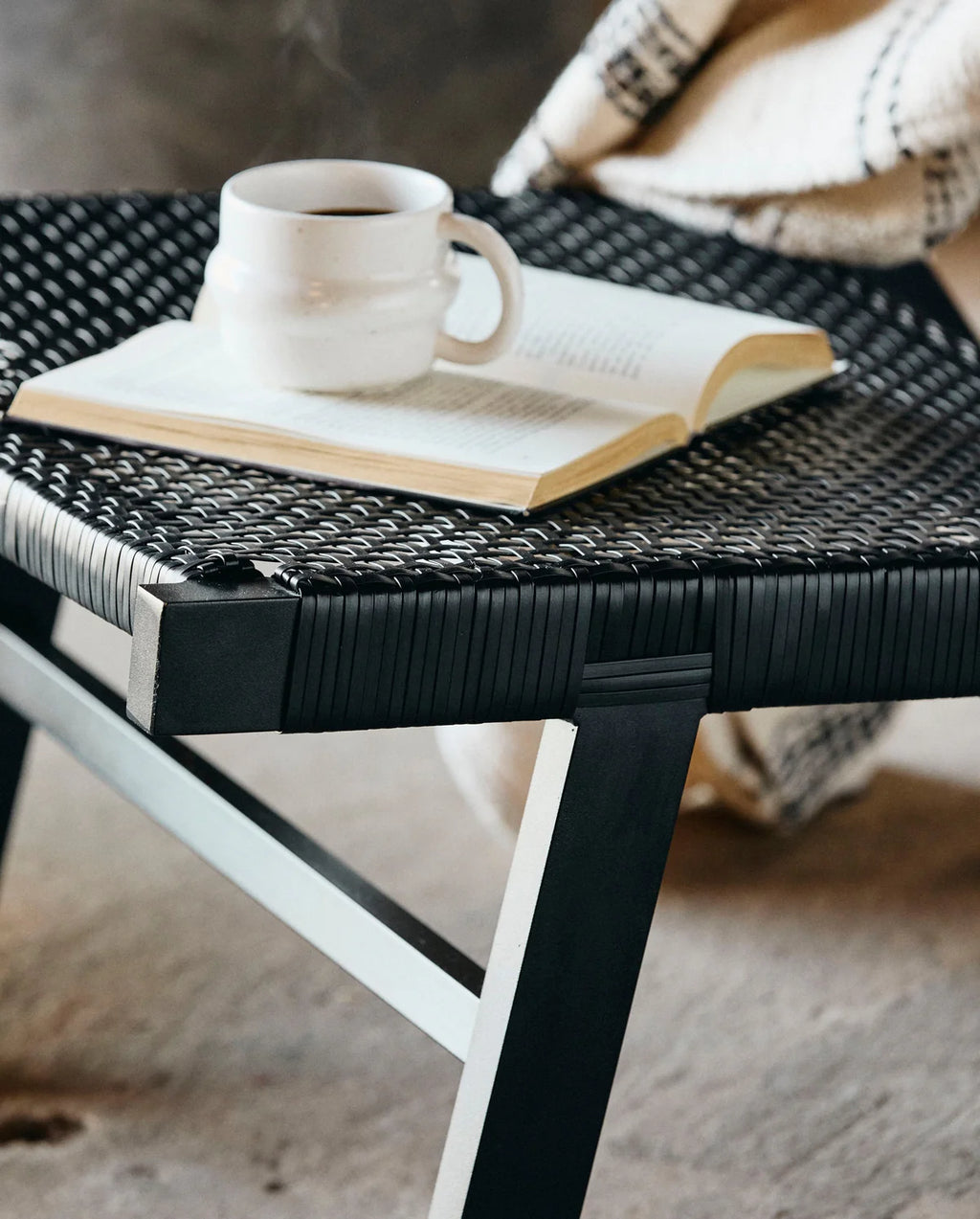 LOUNGESESSEL AUS PE-GEFLECHT (SCHWARZ)