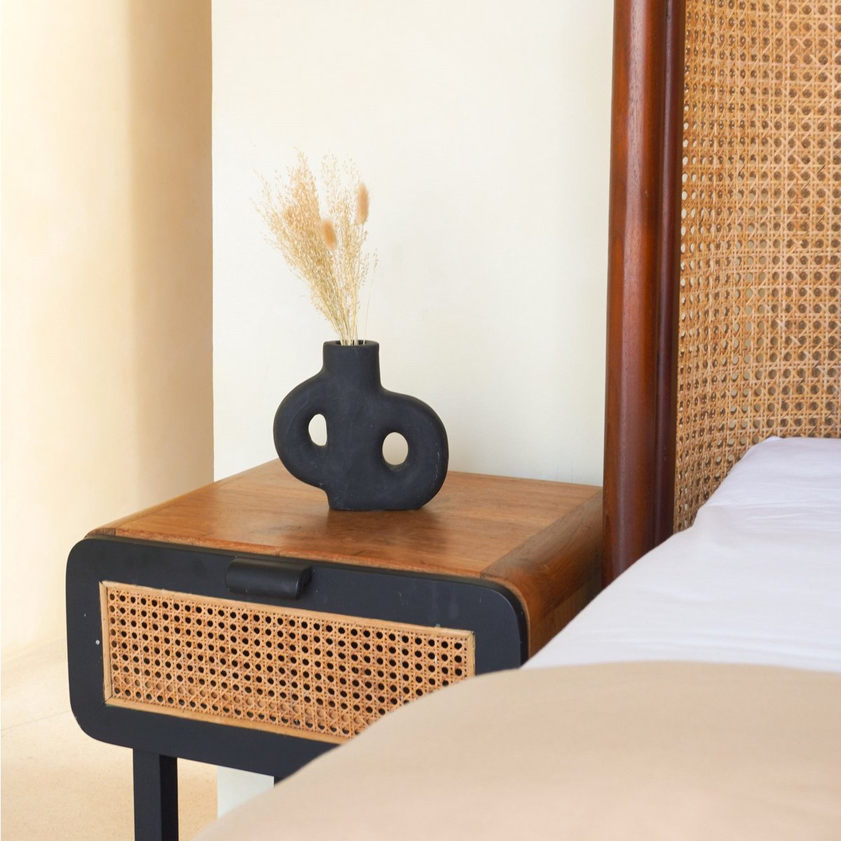 HANDGEGOSSENE VASE AUS TON