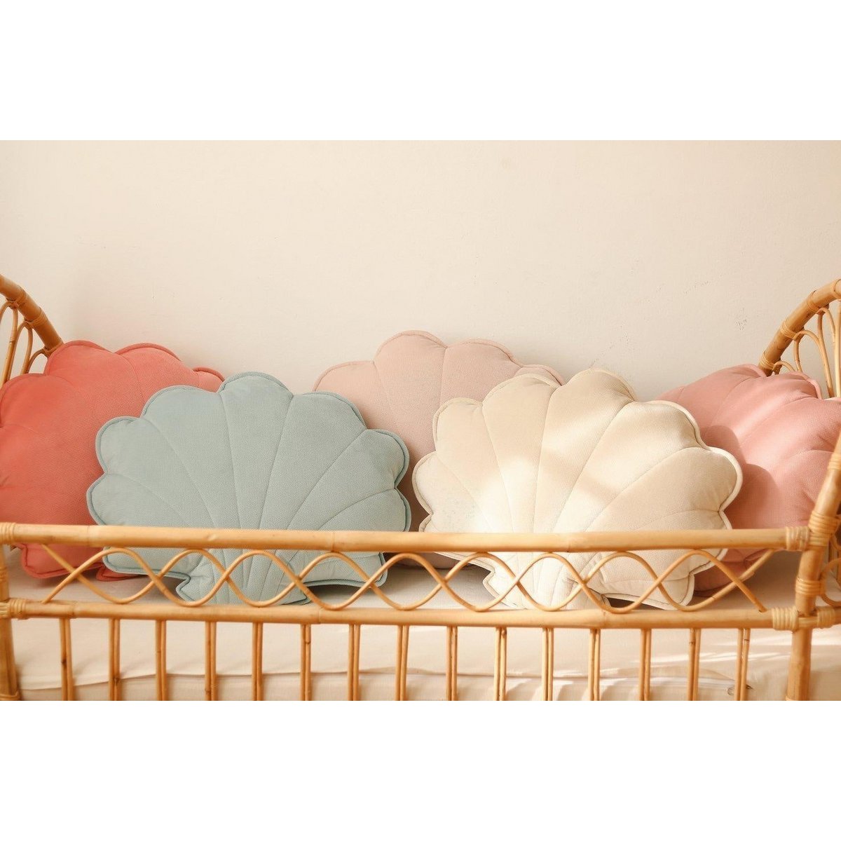 SAMT-MUSCHELKISSEN (POWDER MINT) - 60cm
