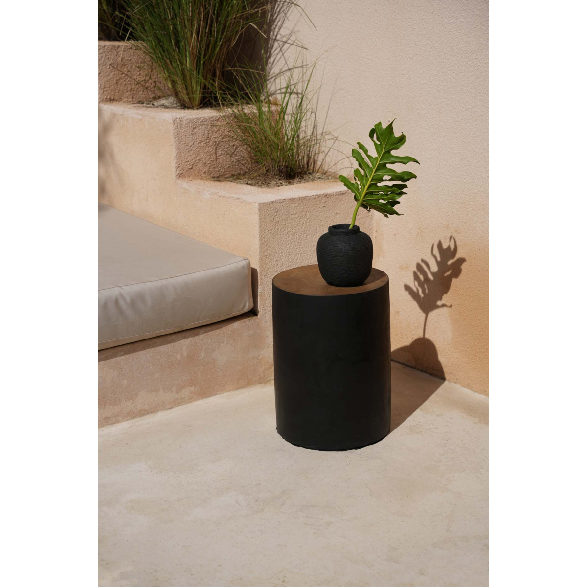 TRIBE HOCKER AUS MUNGURHOLZ (SCHWARZ)