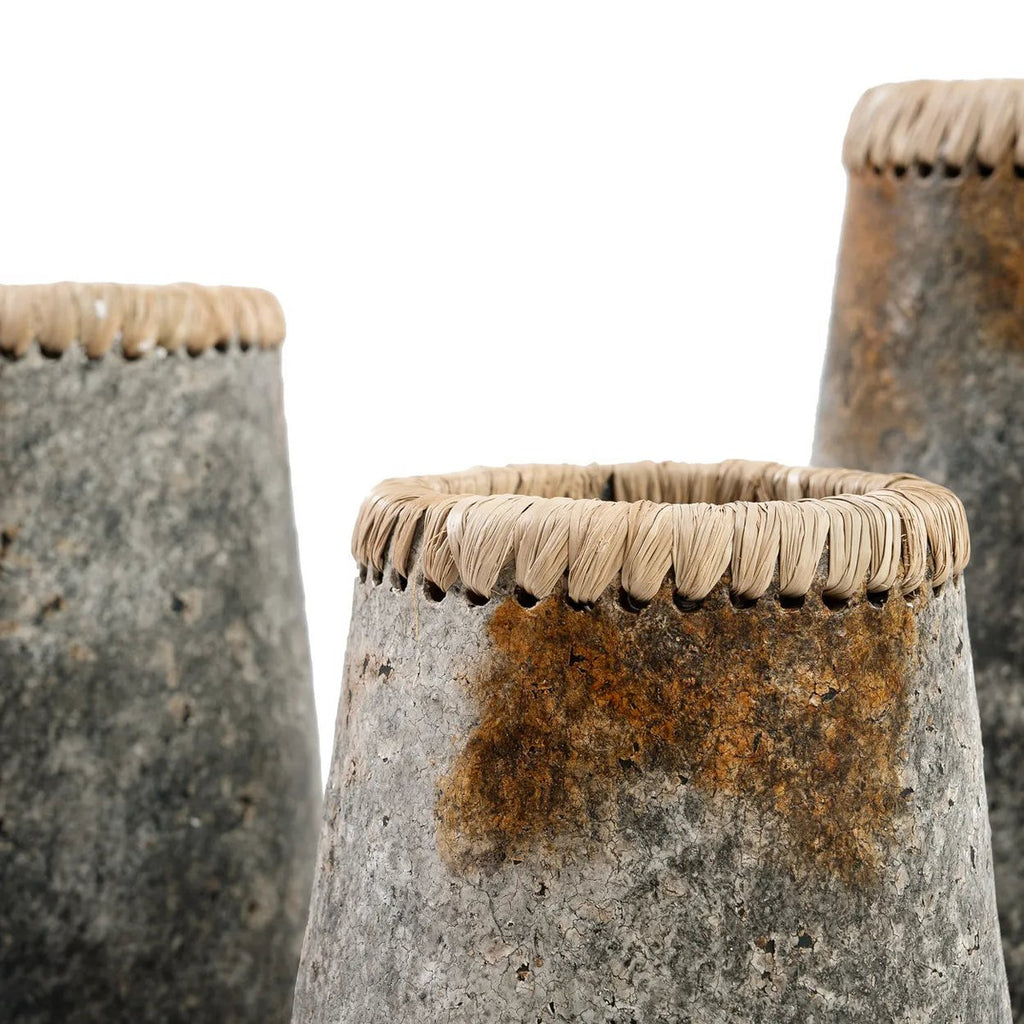 TERRAKOTTA VASE MIT BASTDETAIL (ANTIKGRAU) - 22cm