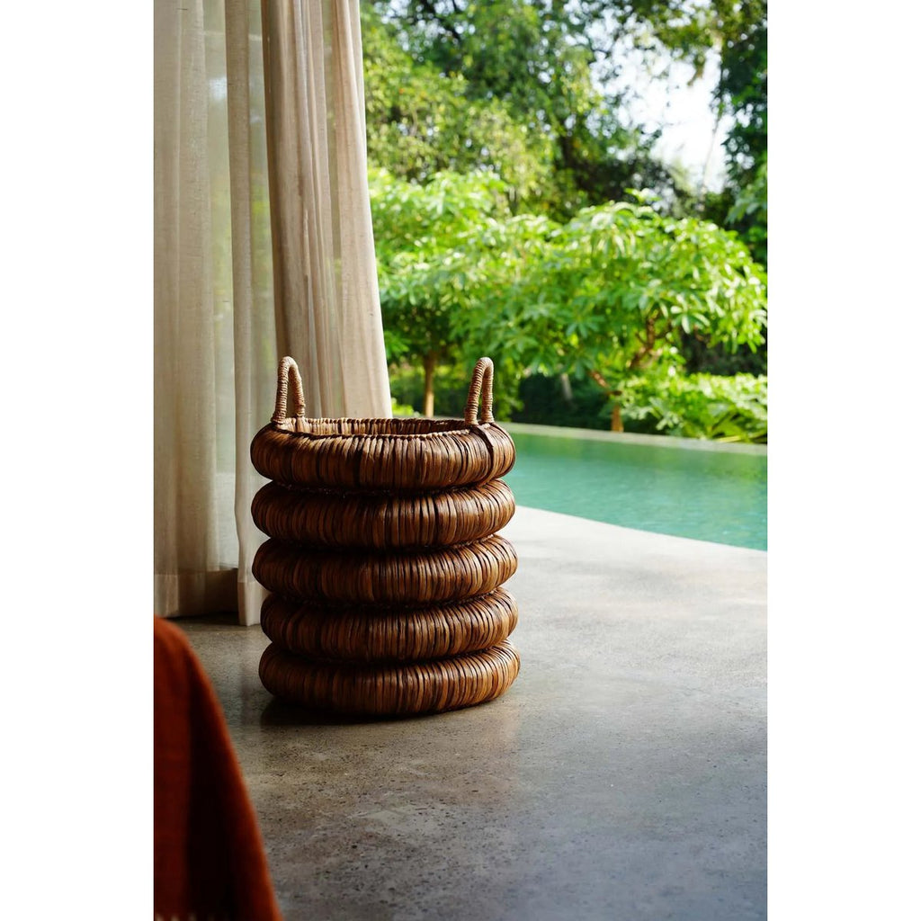 HANDGEFLOCHTENER KORB AUS WASSERHYZINTHE