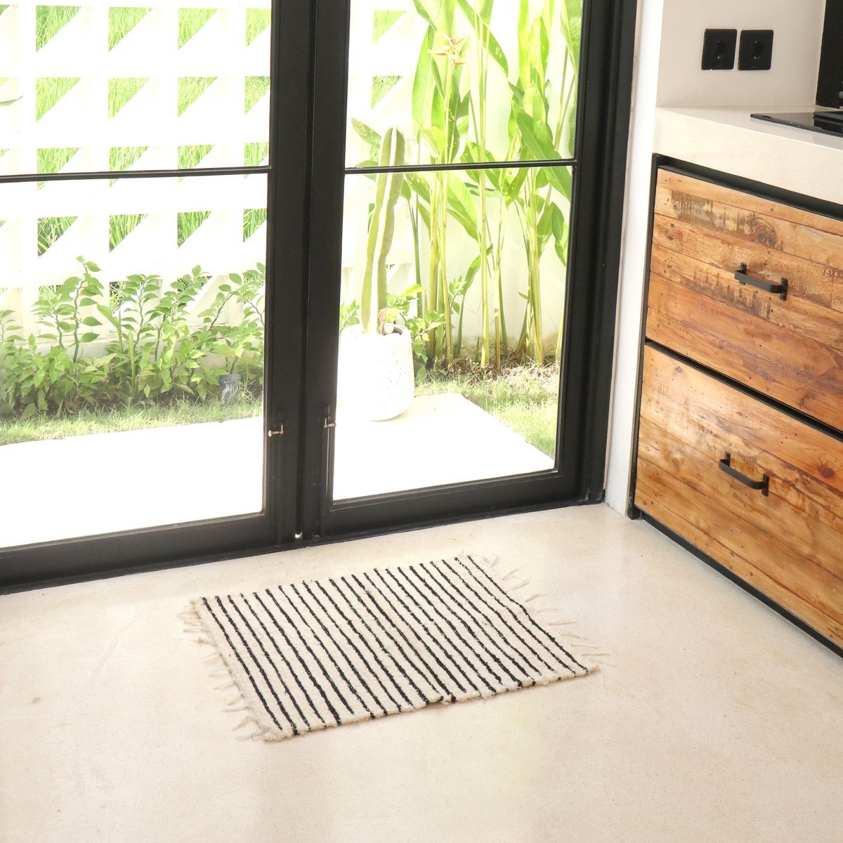 HANDGEWEBTER TEPPICH MIT QUASTEN