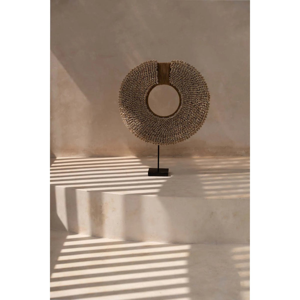 MUSCHELSKULPTUR KORSIKA AUF STANDFUß - 47cm