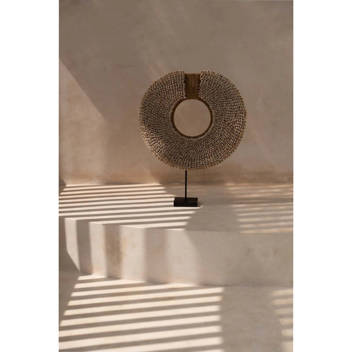 MUSCHELSKULPTUR KORSIKA AUF STANDFUß - 47cm