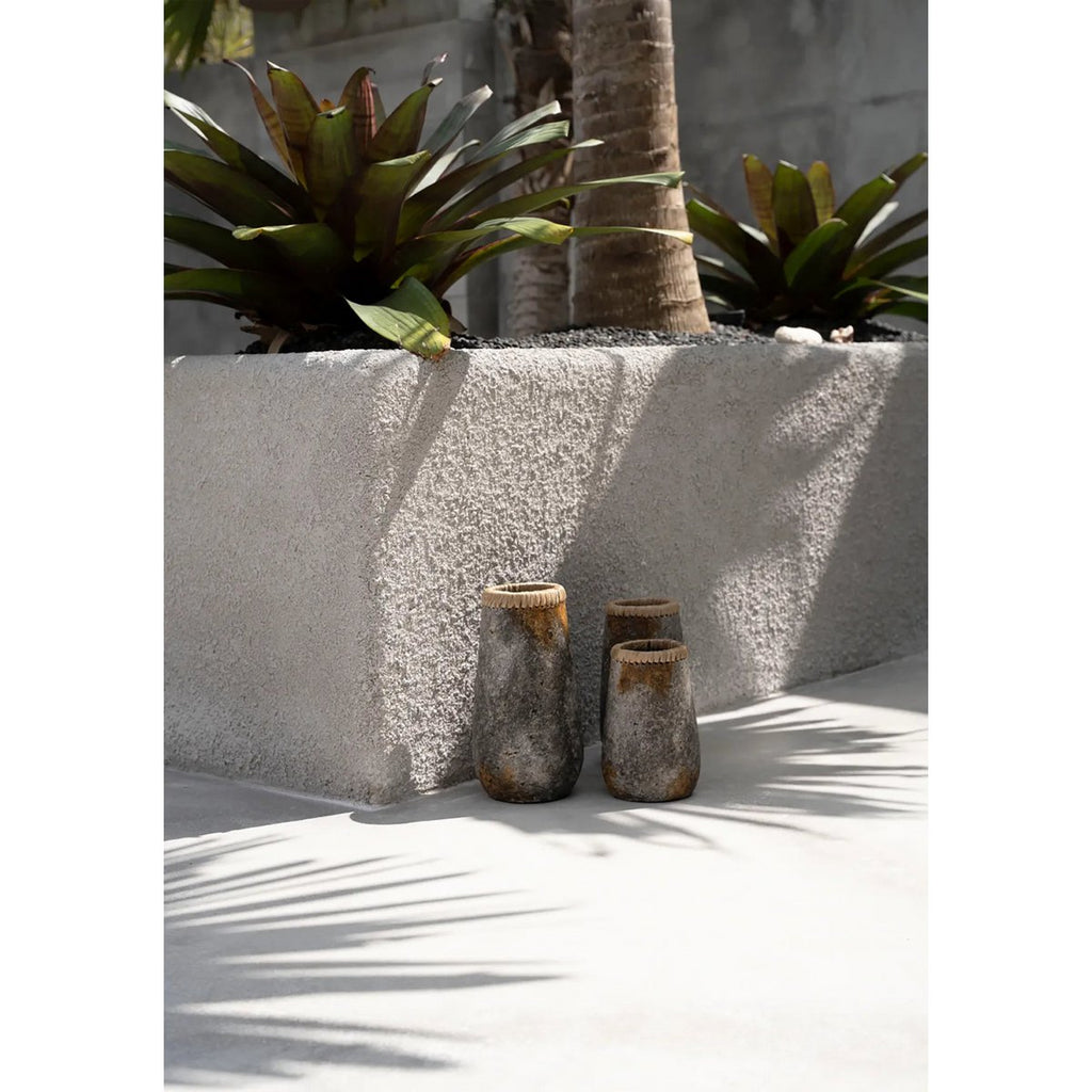 TERRAKOTTA VASE MIT BASTDETAIL (ANTIKGRAU) - 31cm