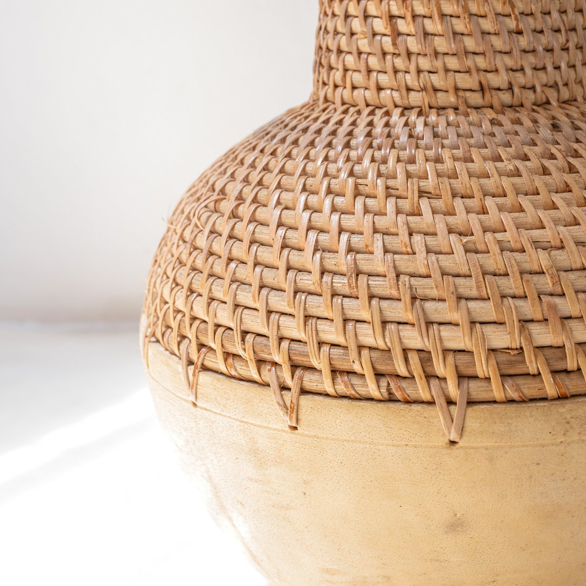GEWEBTE VASE AUS RATTAN UND HOLZ