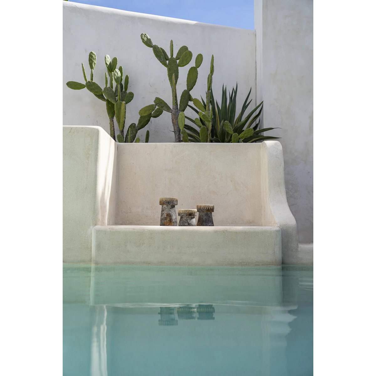 TERRAKOTTA KERZENHALTER MIT BAST (ANTIKGRAU) - 16cm