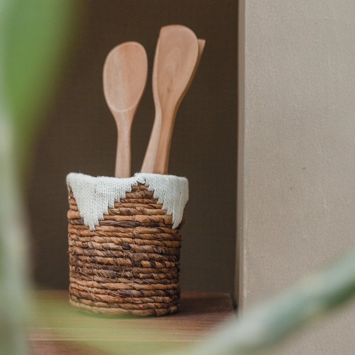 SEEGRASKORB MIT MAKRAMEE