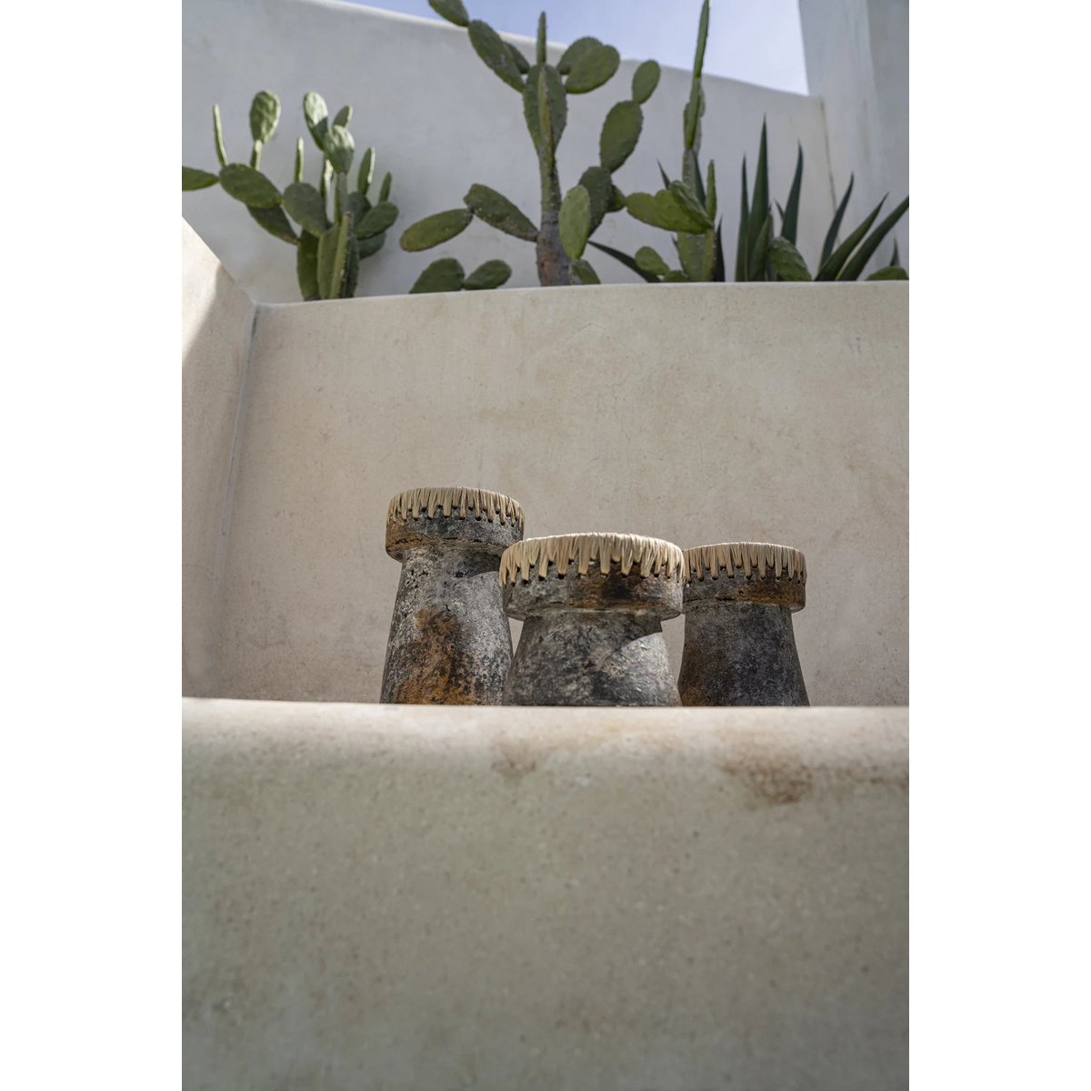 TERRAKOTTA KERZENHALTER MIT BAST (ANTIKGRAU) - 20cm