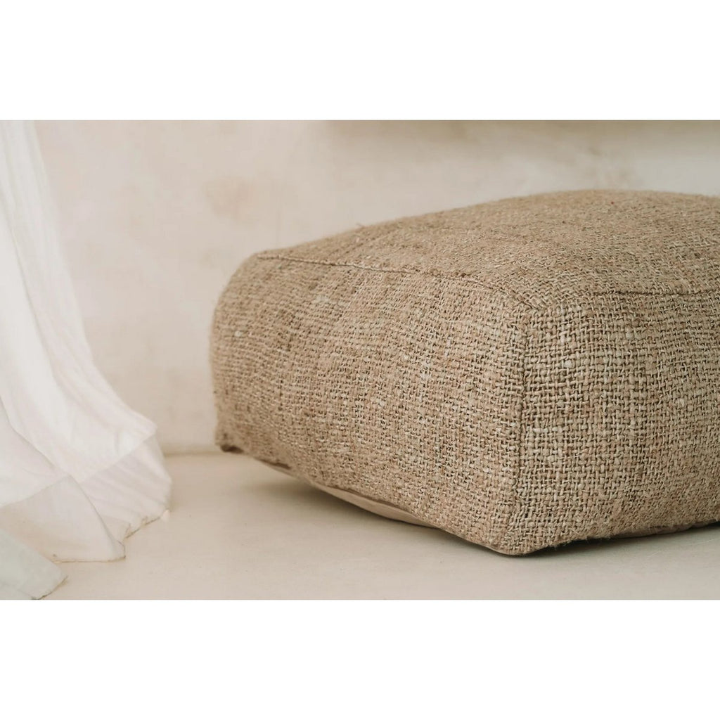 HANDGEWEBTER POUFFE (BEIGE)