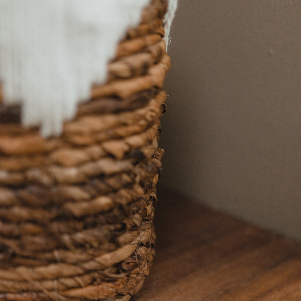 SEEGRASKORB MIT MAKRAMEE