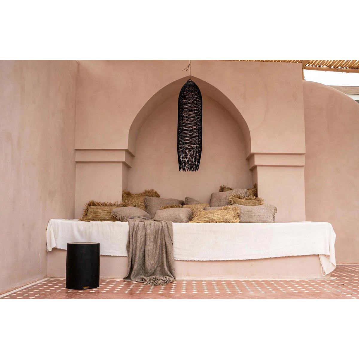 TRIBE HOCKER AUS MUNGURHOLZ (SCHWARZ)