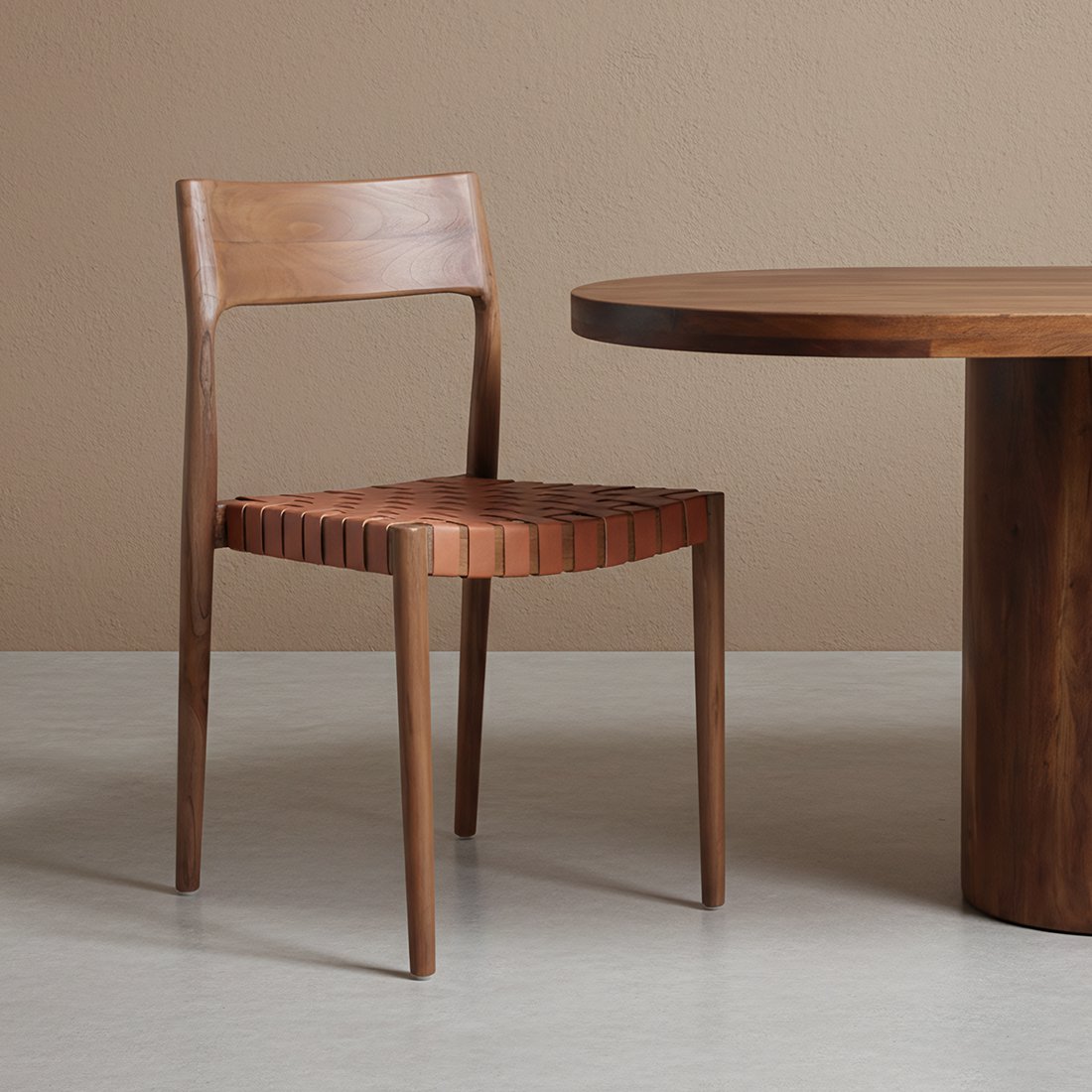 ESSZIMMERSTUHL AUS TEAKHOLZ MIT LEDERSITZFLÄCHE (BRAUN)