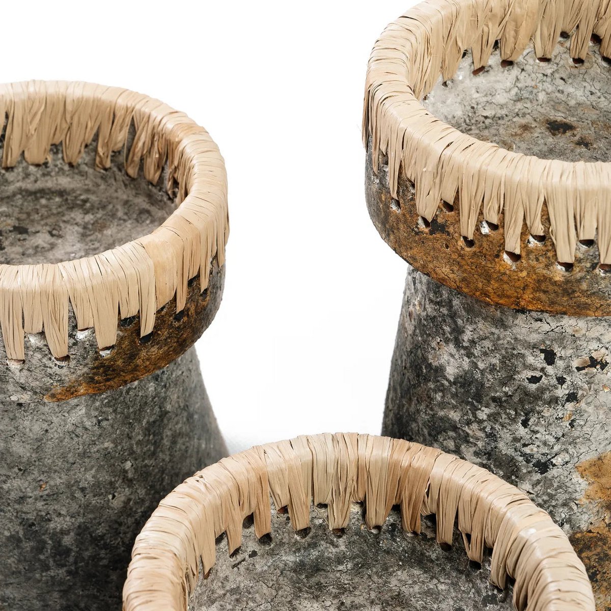 TERRAKOTTA KERZENHALTER MIT BAST (ANTIKGRAU) - 16cm