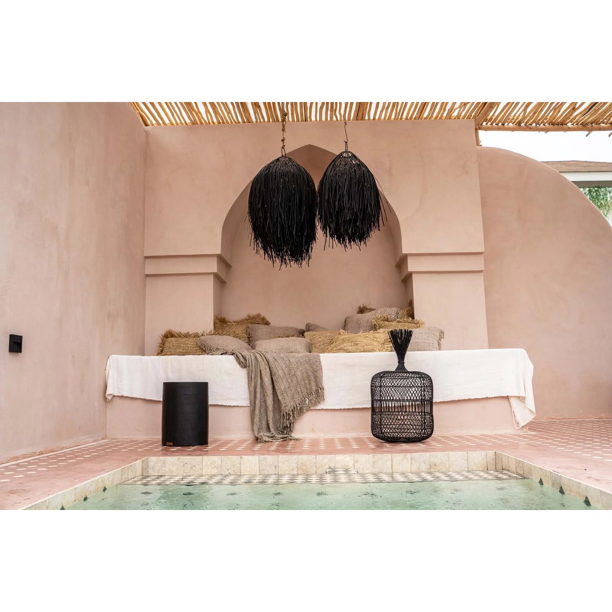 TRIBE HOCKER AUS MUNGURHOLZ (SCHWARZ)