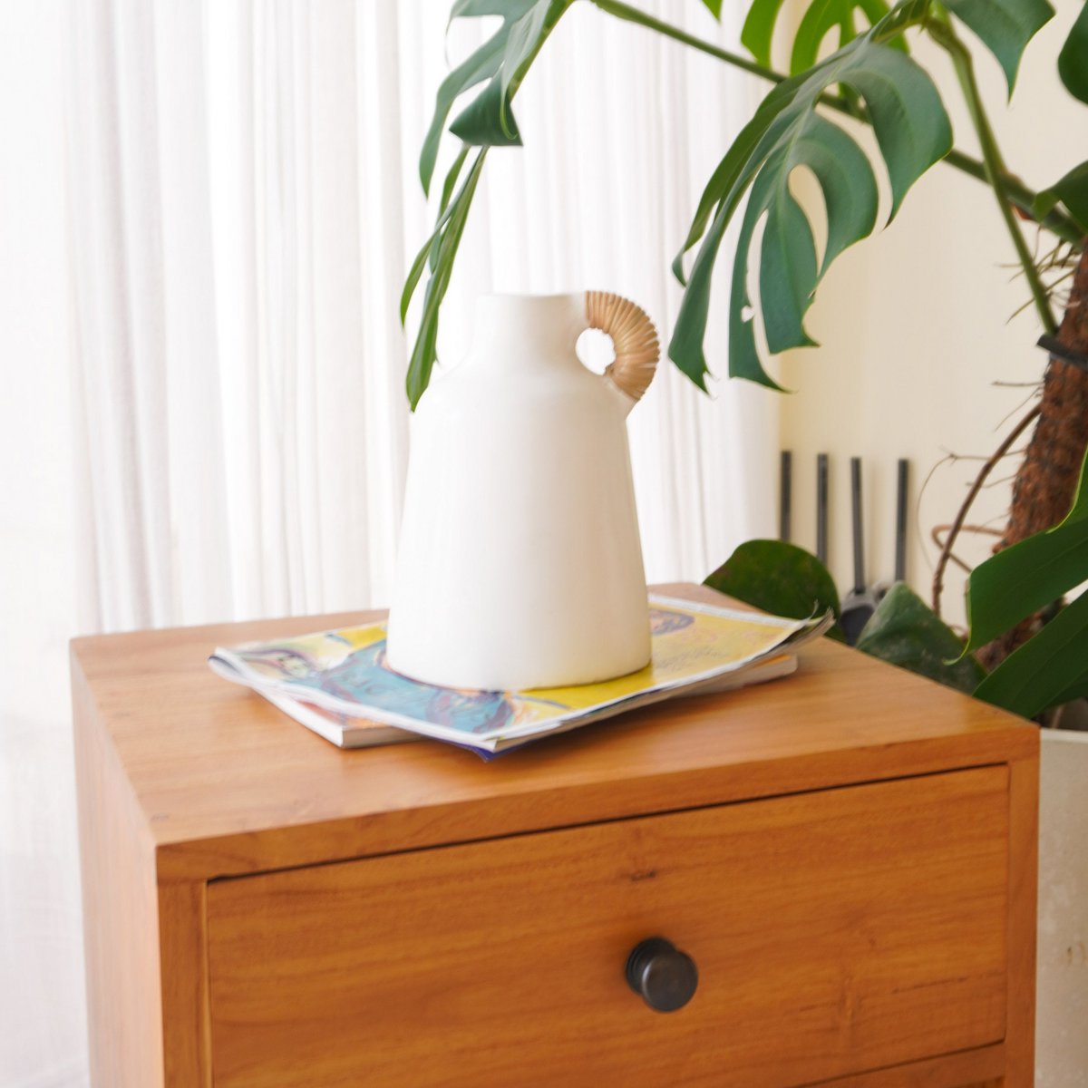 HANDGEGOSSENE TONVASE MIT RATTANGRIFF