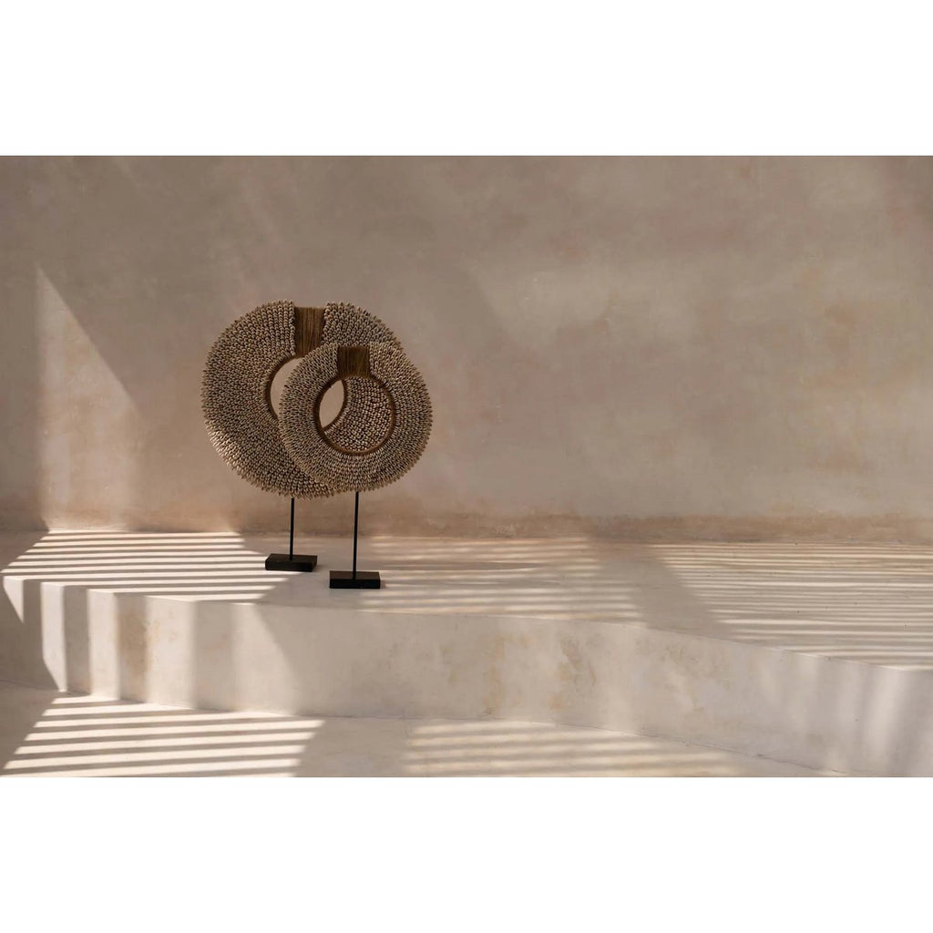 MUSCHELSKULPTUR KORSIKA AUF STANDFUß - 47cm